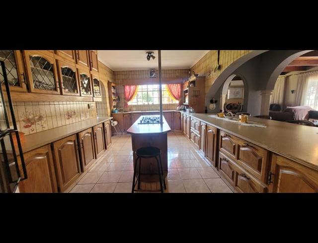 5 BEDROOM HOUSE FOR SALE IN BRACKENHURST